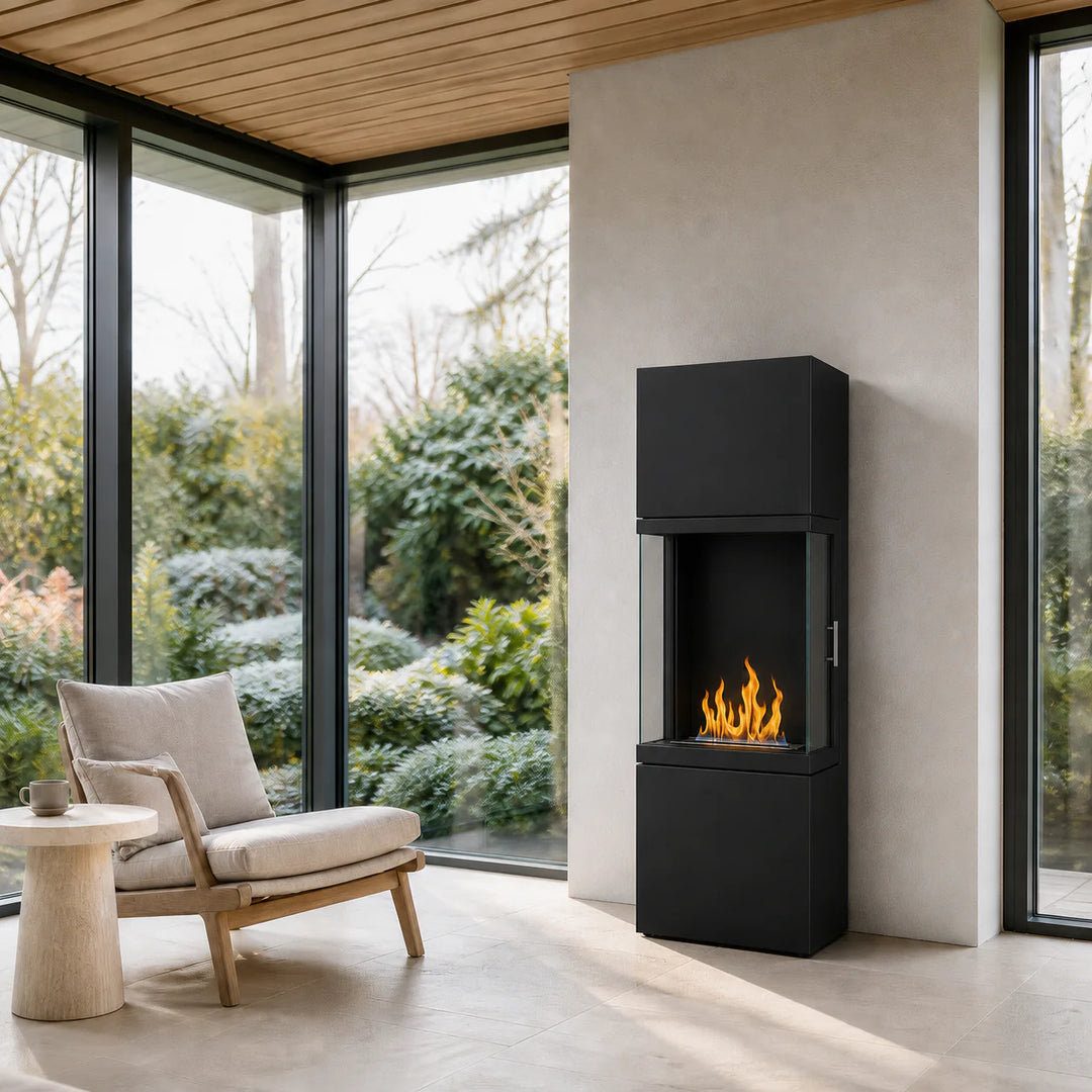 Bioethanol Standkamin AVELLINO Freistehender Ethanolkamin in Schwarz mit Flammen vor einer Fensterfront mit Gartenblick