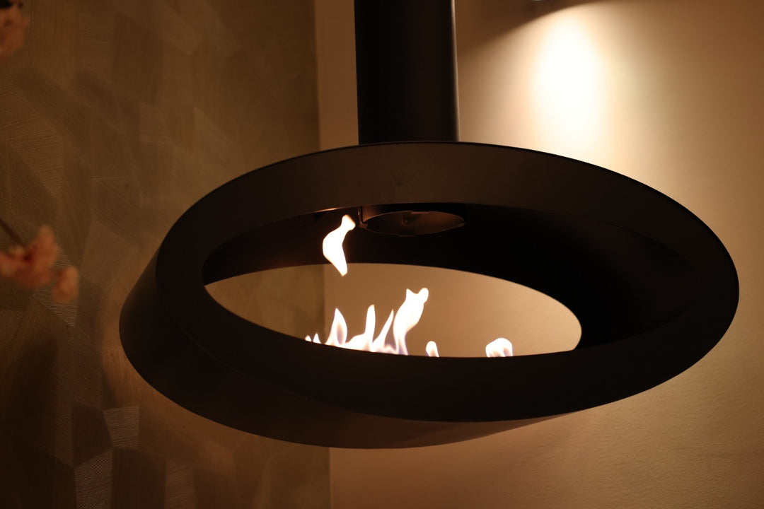 Bioethanol Deckenkamin TUBE 2SIDE Bio Ethanol Decken Kamin Ofen Deckenmontage Schwarz in Wohnzimmer Nah Froschperspektive Wild Flame