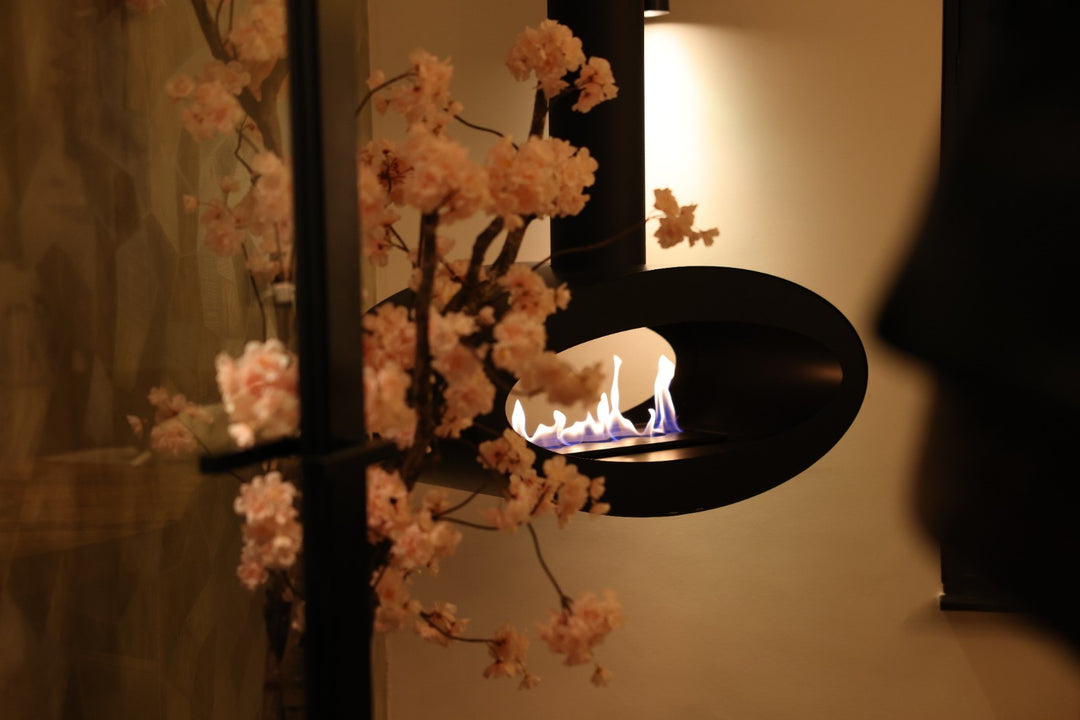 Bioethanol Deckenkamin TUBE 2SIDE Bio Ethanol Decken Kamin Ofen Deckenmontage Schwarz in Wohnzimmer Stimmungsbild Wild Flame