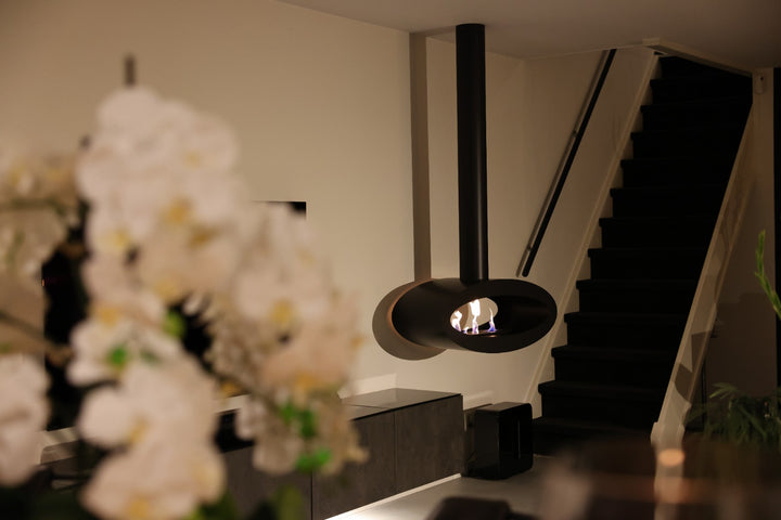 Bioethanol Deckenkamin TUBE 2SIDE Bio Ethanol Decken Kamin Ofen Deckenmontage Schwarz in Wohnzimmer Weitwinkel Wild Flame