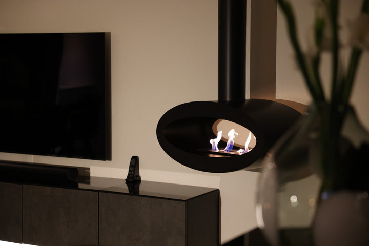 Bioethanol Deckenkamin TUBE 2SIDE Bio Ethanol Decken Kamin Ofen Deckenmontage Schwarz in Wohnzimmer neben TV Wild Flame