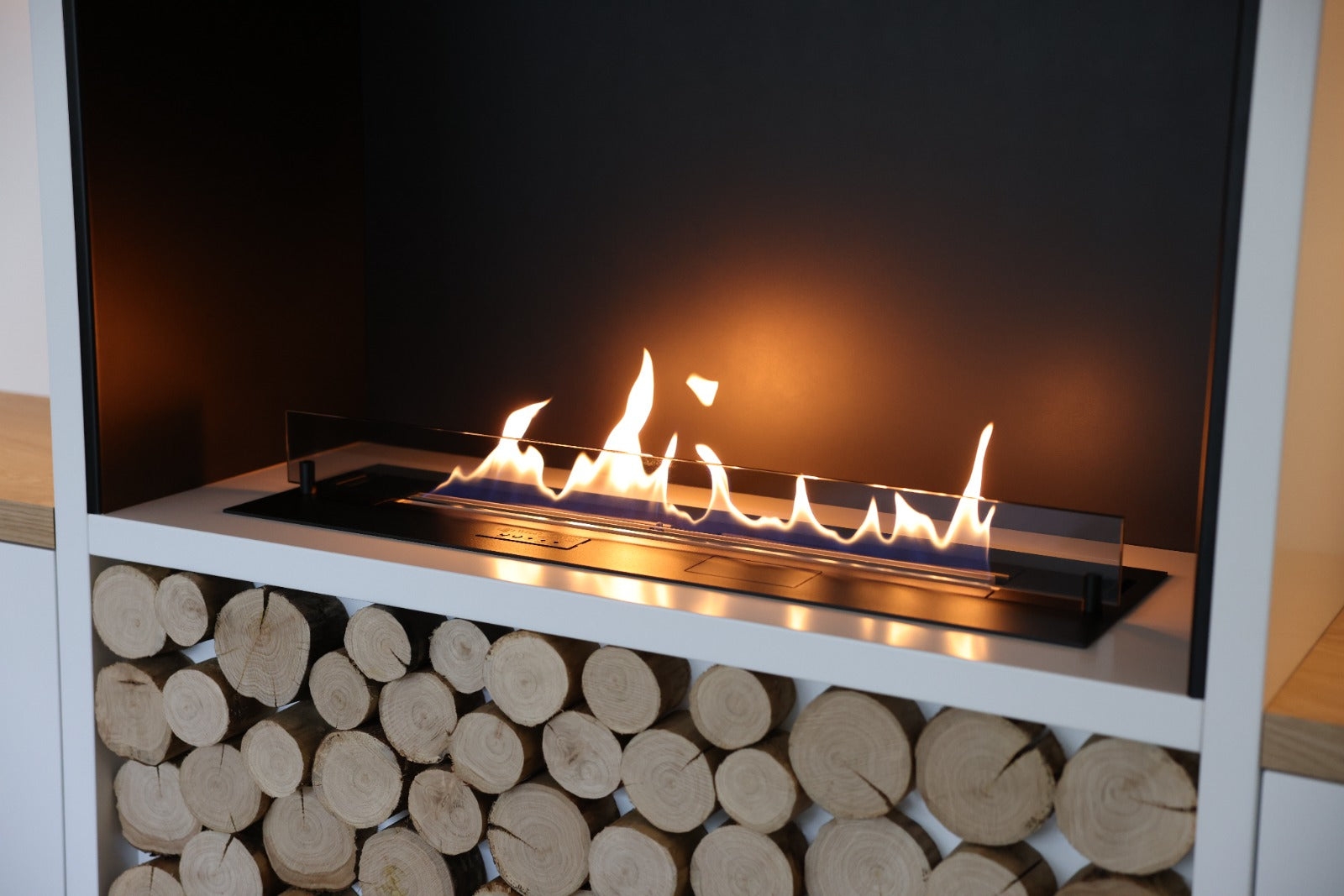 Bioethanol Einbau Kamin Fernbedienung App Wohnwand Wohnzimmer Modern Holz Deko Nahaufnahme