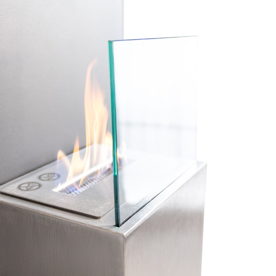 Bioethanol Wandkamin KAPTUR Schwarz Stahl mit Glas Vertikal Ethanol Biokamin Wandmontage Nahaufnahme Flammen Glas Brenner