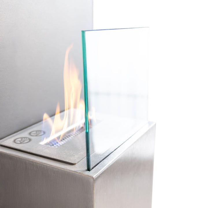 Bioethanol Wandkamin KAPTUR Schwarz Stahl mit Glas Vertikal Ethanol Biokamin Wandmontage Nahaufnahme Flammen Glas Brenner