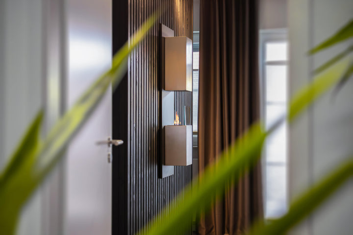 Bioethanol Wandkamin KAPTUR Schwarz Stahl mit Glas Vertikal Ethanol Biokamin Wandmontage Wohnzimmer Holzwand Seitlich