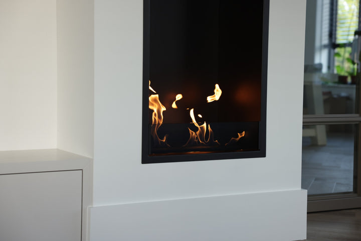 Bioethanol Einbau Kamin Ofen SELECTED VERTIKAL von "Wild Flame" - Nahaufnahme der Flammen Trockenbau Wand