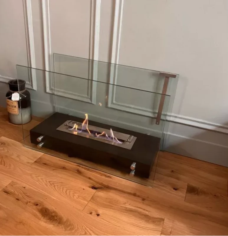 Freistehender Bioethanol Kamin OTTAWA in Schwarz mit Glas stehender Biokamin in Altbau Wohnzimmer mit Parkett und Stuck