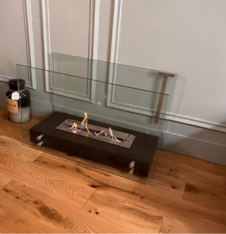 Freistehender Bioethanol Kamin OTTAWA in Schwarz mit Glas stehender Biokamin in Altbau Wohnzimmer mit Parkett und Stuck