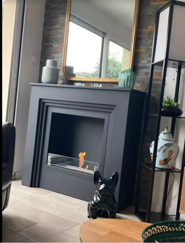 Freistehender Bioethanol Standkamin GENOVA Schwarz Portal mit Glas XXL stehender Biokamin in Wohnzimmer