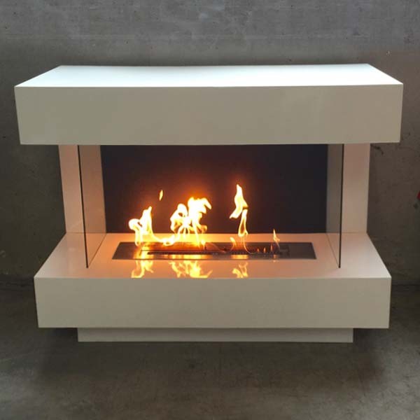 Freistehender Bioethanol Standkamin PRESTIGE Weiss Raumteiler in Wohnzimmer mit Flammen Frontal