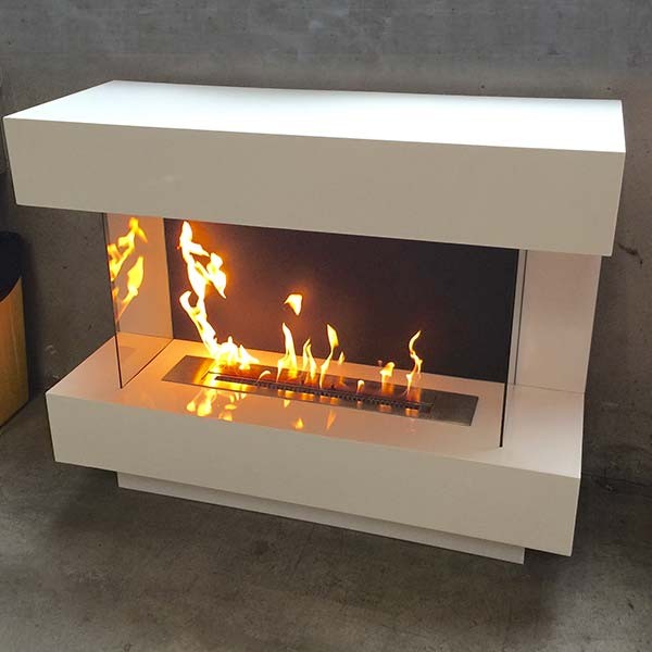 Freistehender Bioethanol Standkamin PRESTIGE Weiss Raumteiler in Wohnzimmer mit Flammen Seitlich stehender Biokamin
