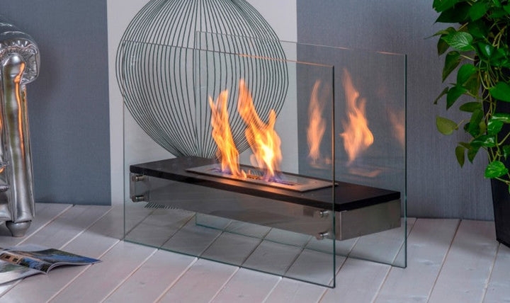 Freistehender Bioethanol Standkamin VITTORIA Schwarz Stahl mit Glas in modernen Wohnzimmer stehender Biokamin