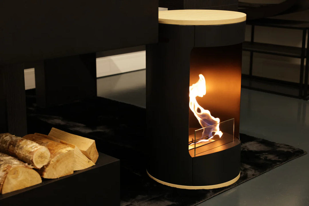 Runder Bioethanol Tischkamin Standkamin Madrid mit Flammen im Ausstellungsraum Tischfeuer