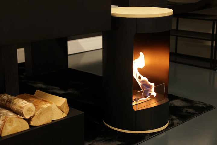 Runder Bioethanol Tischkamin Standkamin Madrid mit Flammen im Ausstellungsraum Tischfeuer