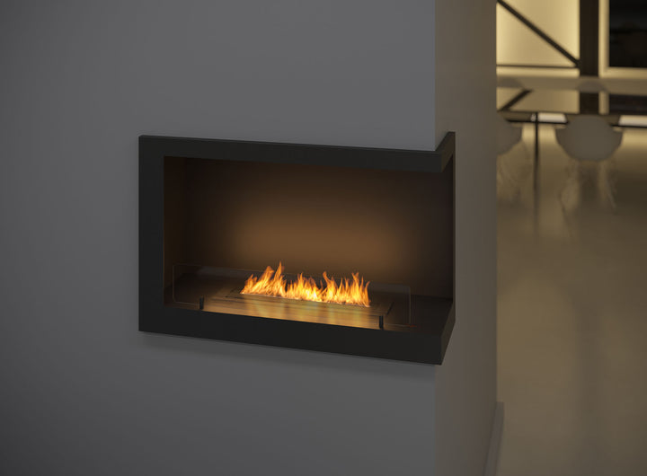 Bioethanol Eck Einbaukamin INSIDE 80 Rechts in Schwarz mit Flammen in eine helle Wand eingebaut
