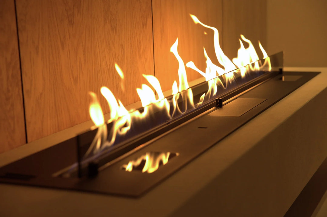 Bioethanol Einbau Brenner Kaminofen Fernbedienung SmartFire A7 Lowboard Wohnzimmer Nahaufnahme Flammen