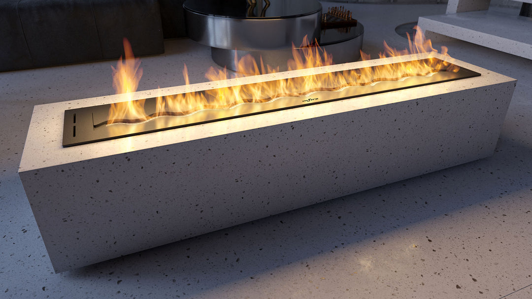 Bioethanol Einbaubrenner WAVE 120 cm mit Flammen in einem Betonblock als Tischfeuer im Freien