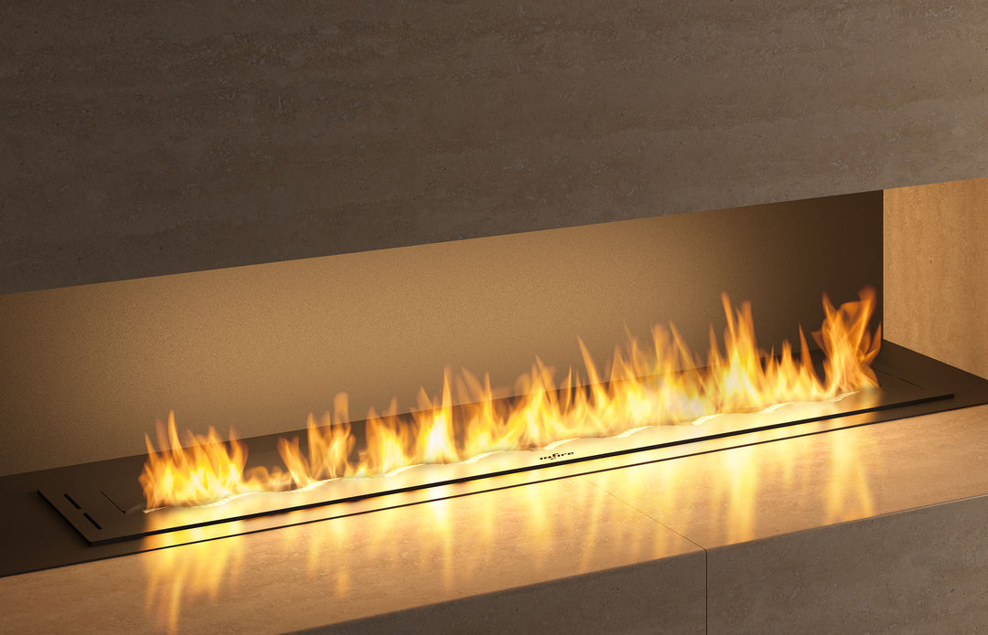 Bioethanol Einbaubrenner WAVE 120 cm mit hohen Flammen in einer Steinwand Nahansicht
