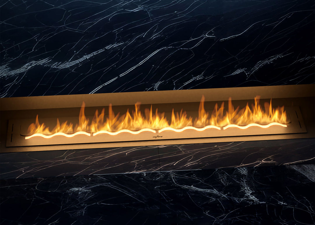 Bioethanol Einbaubrenner WAVE 150 cm Flammenbild im Detail in schwarzem Marmor