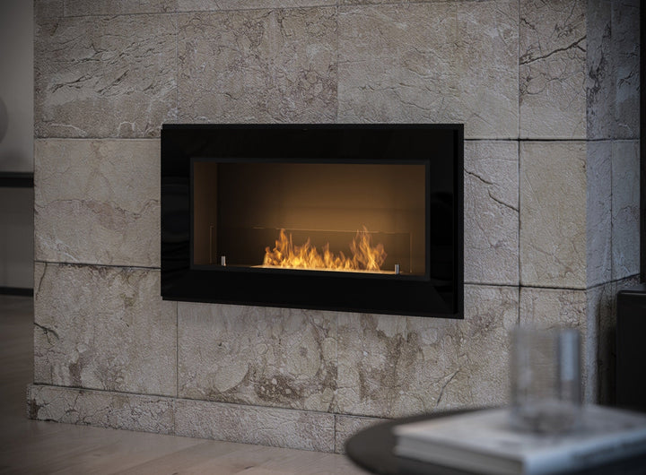bioethanol-einbaukamin-frame-900-simplefire-simple-fire-schwarz-hochglanz-nahaufnahme-wand-einbau