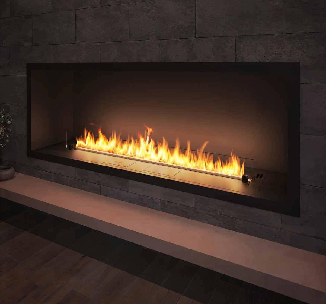 Automatischer Bioethanol Einbaukamin INSIDE ETRONIC 1500 in Schwarz mit Flammen in einer dunklen Steinwand