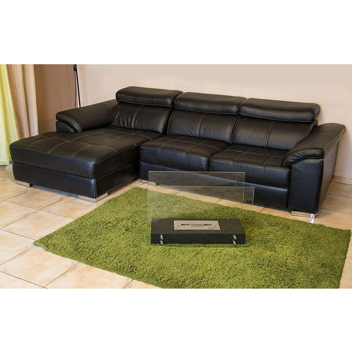 bioethanol-ethanol-standkamin-tischkamin-ottawa-schwarz-interieur-bild-auf-boden-auf-teppich-vor-sofa