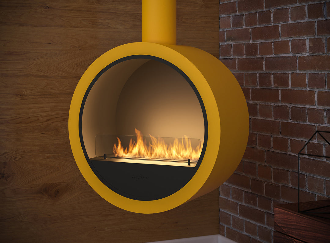 bioethanol-haengekamin-deckenmontage-incycle-infire-gelb-rund-mit-glas-mit-flammen-runde-kaminbasis-vor-holzwand-vor-backsteinwand-neben-regal