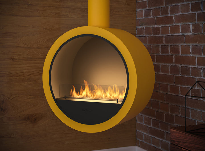 bioethanol-haengekamin-deckenmontage-incycle-infire-gelb-rund-mit-glas-mit-flammen-runde-kaminbasis-vor-holzwand-vor-backsteinwand-neben-regal