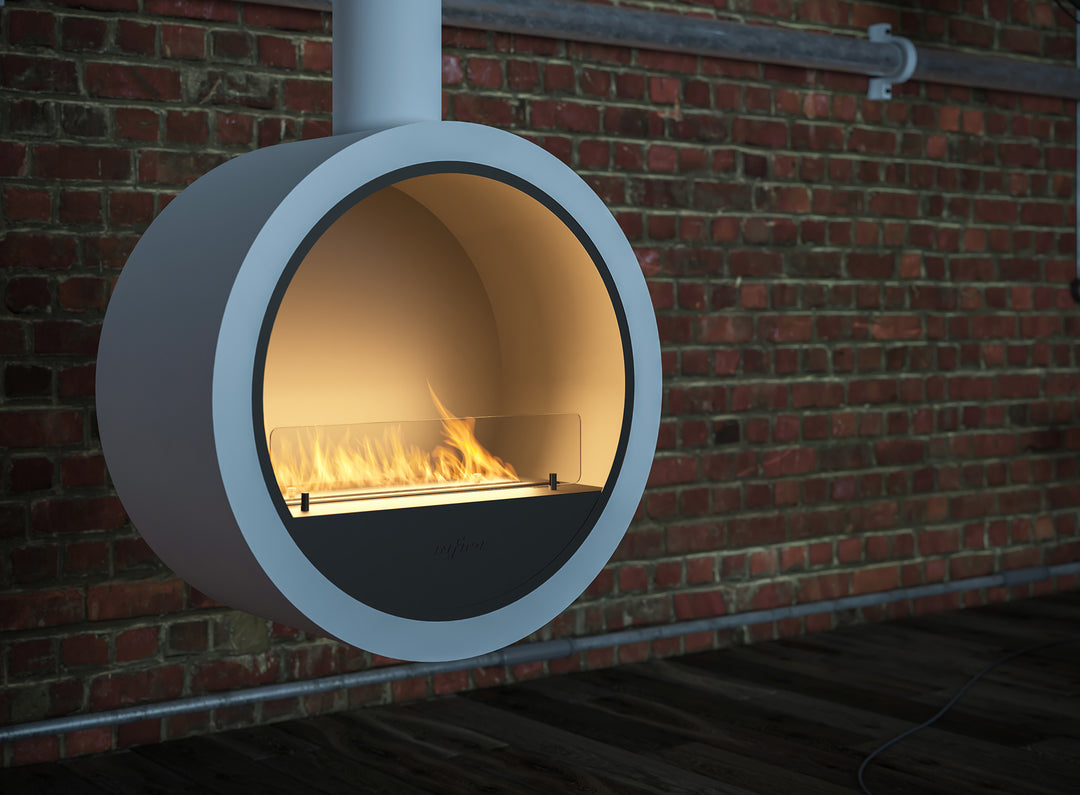 bioethanol-haengekamin-deckenmontage-incycle-infire-weiss-rund-mit-glas-mit-flammen-vor-backsteinwand-industrielles-wohnzimmer