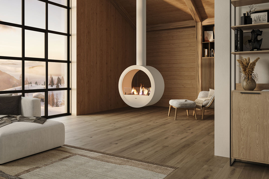 bioethanol-haengekamin-ethanolkamin-decke-deckenmontage-incycle-2side-infire-weiss-wohnzimmer-minimalistisch-nordisch-holzboden-holdwand-fensterfront-blick-auf-winterlandschaft