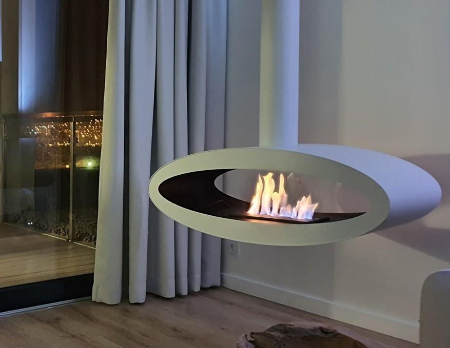 bioethanol-haengekamin-tube-2side-xl-weiss-ethanolkamin-decke-mit-flammen-modernes-wohnzimmer-vor-weisser-wand-neben-terrassentuer-mit-vorhang