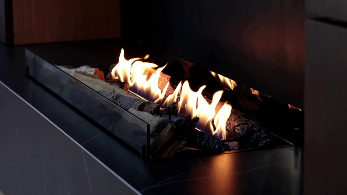 Automatischer Bioethanol SmartFire A6 Einbaubrenner mit App, Fernbedienung und Pumpe in Natursteinwand mit Keramikholz