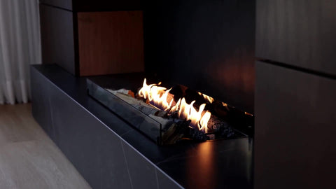 Bioethanol Kamin SmartFire A6 mit Keramikholz in TV-Wand aus Marmor und Nussholz