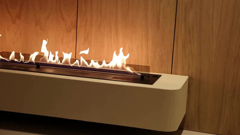 Bioethanol Kamin SmartFire A7 im beigen Lowboard vor Holzwand