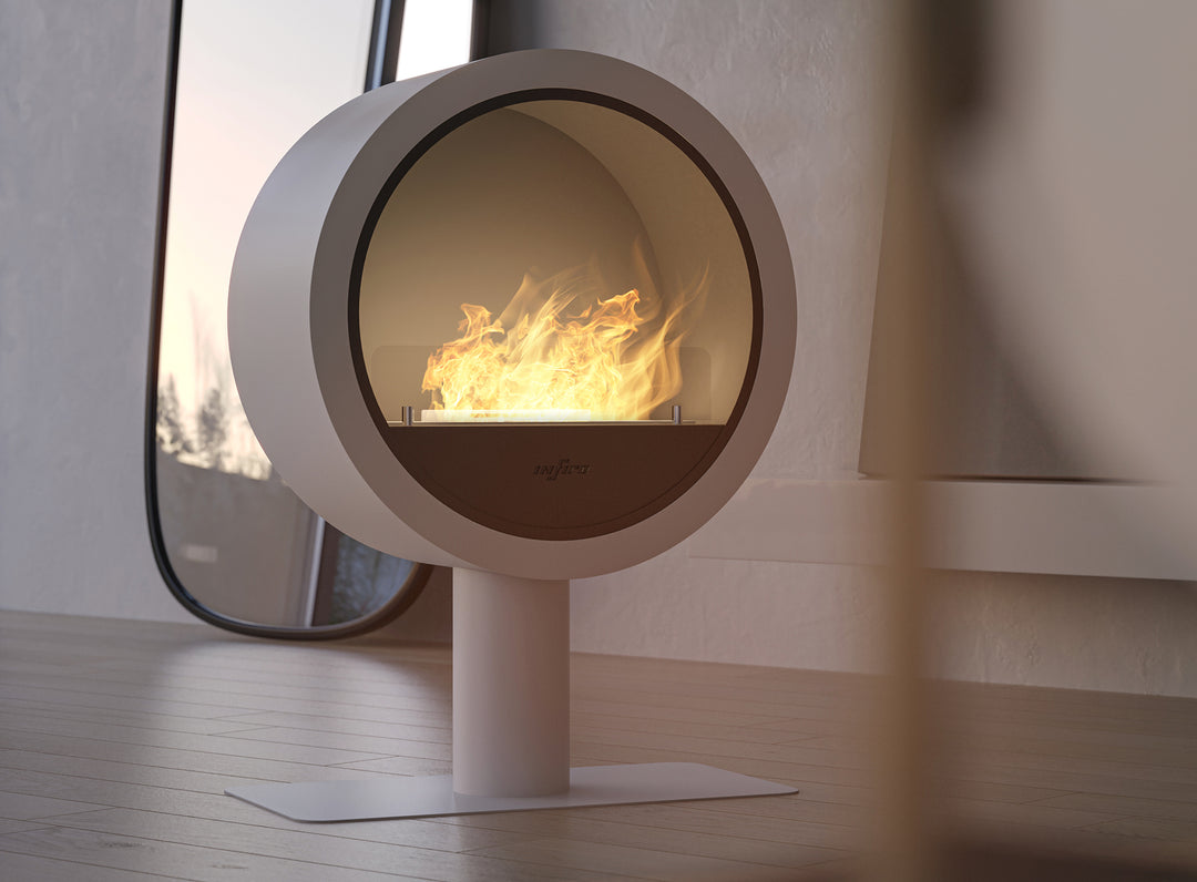 bioethanol-standkamin-ethanolkamin-freistehend-rund-incycle-infire-weiss-mit-flammen-auf-holzboden-in-minimalistischen-wohnzimmer