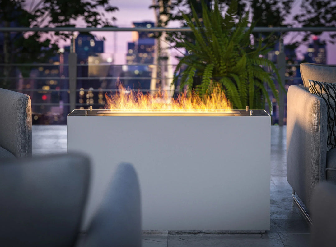 Bioethanol Standkamin INCUBE in Weiß mit Flammen auf einer Dachterrasse, Nahansicht