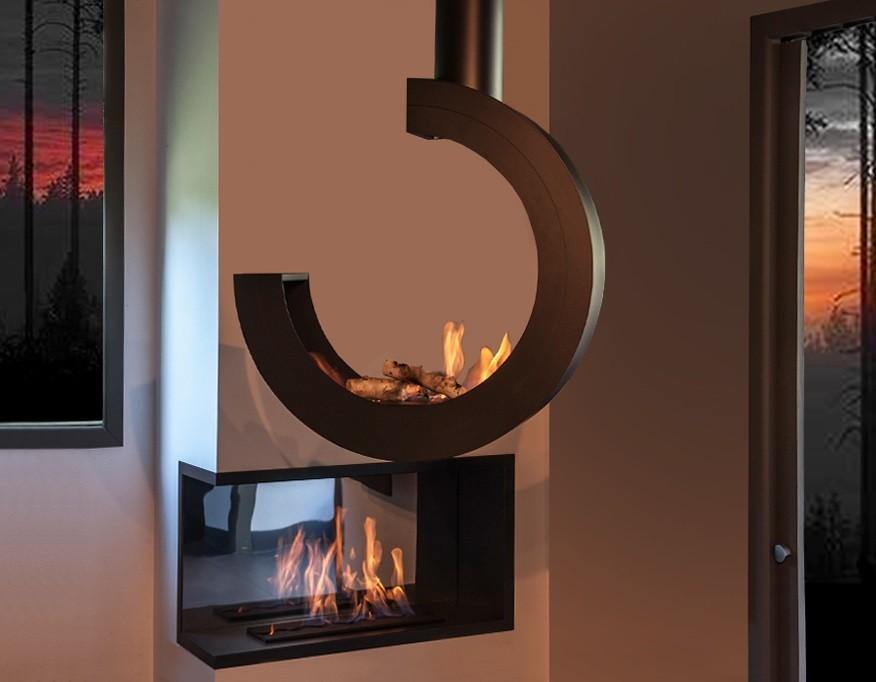Bioethanol Deckenkamin ARCOS 3/4 in Schwarz mit Flammen und Keramikholz in einem Ausstellungsraum