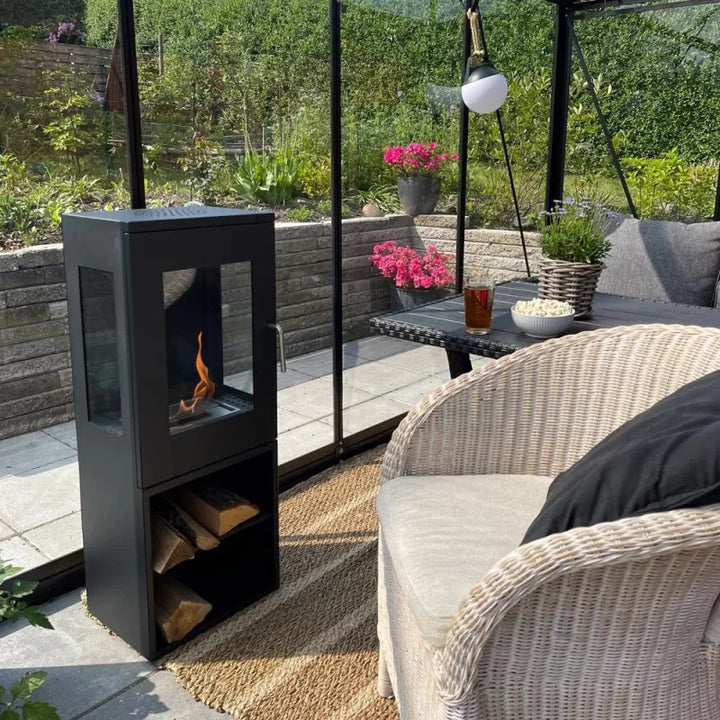 Freistehender Bioethanol Standkamin CASORIA Schwarz mit Glas Glastür und Dekofach in modernen Wintergarten