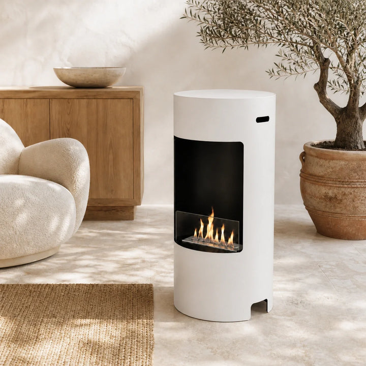 Bioethanol Standkamin LECCO Freistehender Ethanolkamin Boden Weiss in mediterranem Wohnzimmer