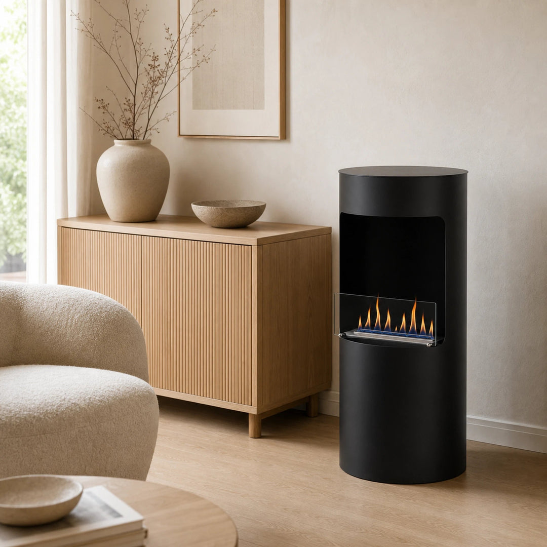Bioethanol Standkamin LEONIS Freistehender Ethanolkamin Boden Schwarz in Wohnzimmer im Japandi Stil