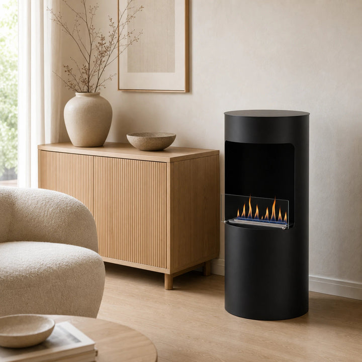 Bioethanol Standkamin LEONIS Freistehender Ethanolkamin Boden Schwarz in Wohnzimmer im Japandi Stil
