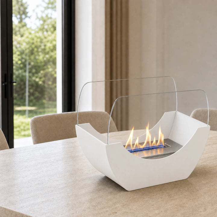 WIKAO Bioethanol Tischkamin CHLOE Tischfeuer in Weiß mit Glas als Tischfeuer auf einem hellen Esstisch