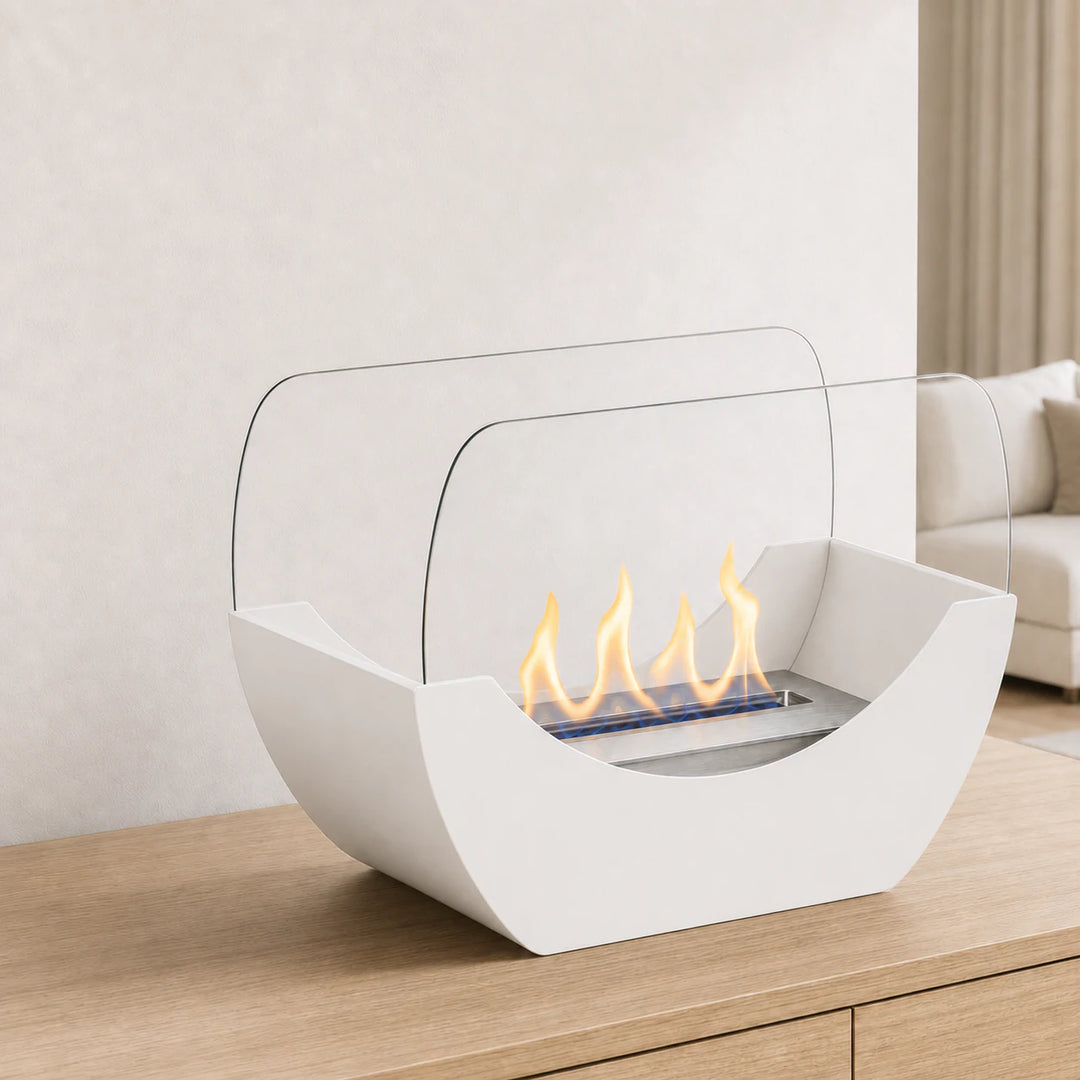 WIKAO Bioethanol Tischkamin CHLOE Tischfeuer in Weiß mit Glas und Flammen auf einem Holz-Sideboard