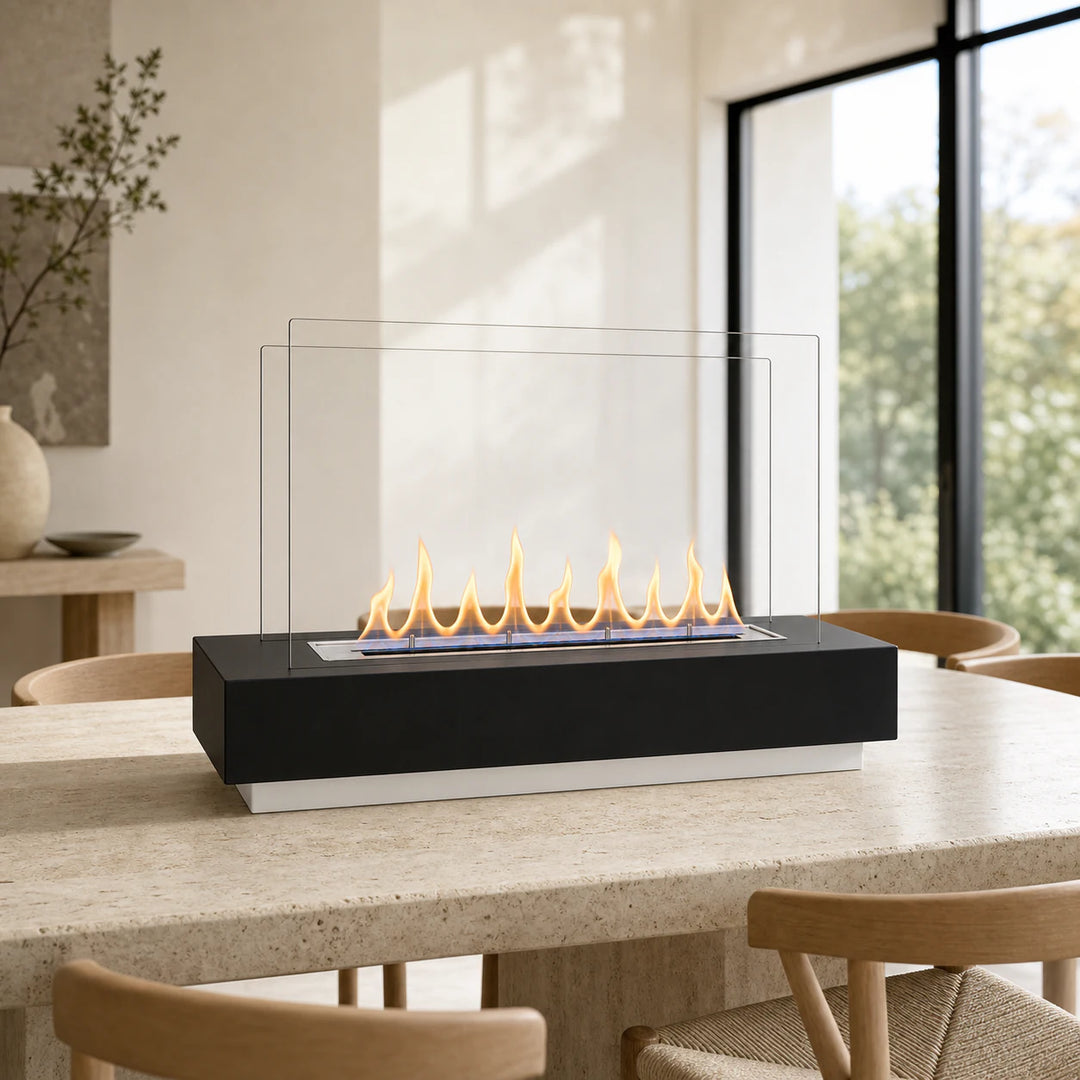 WIKAO Bioethanol Tischkamin CLARA Tischfeuer in Schwarz mit Glas auf einem Esstisch