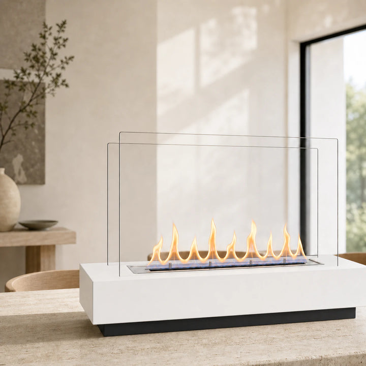 WIKAO Bioethanol Tischkamin CLARA Tischfeuer in Weiß mit Glas auf einem Esstisch