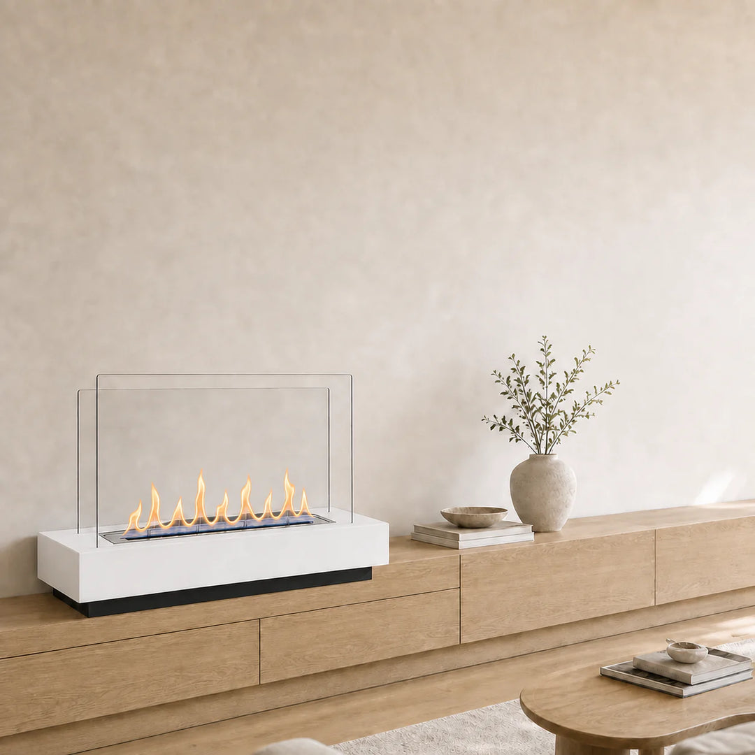 WIKAO Bioethanol Tischkamin CLARA Tischfeuer in Weiß mit Glas auf einem Lowboard im Wohnzimmer
