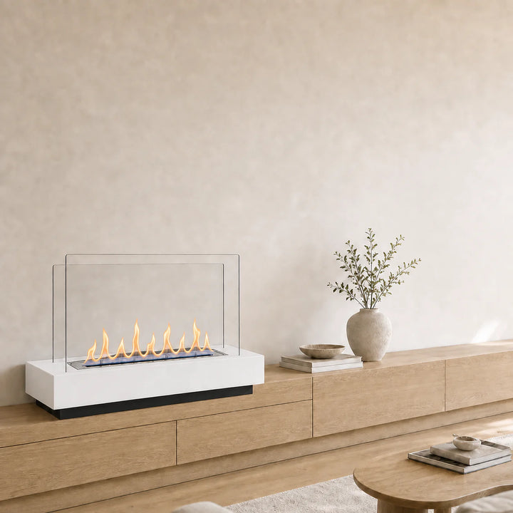 WIKAO Bioethanol Tischkamin CLARA Tischfeuer in Weiß mit Glas auf einem Lowboard im Wohnzimmer