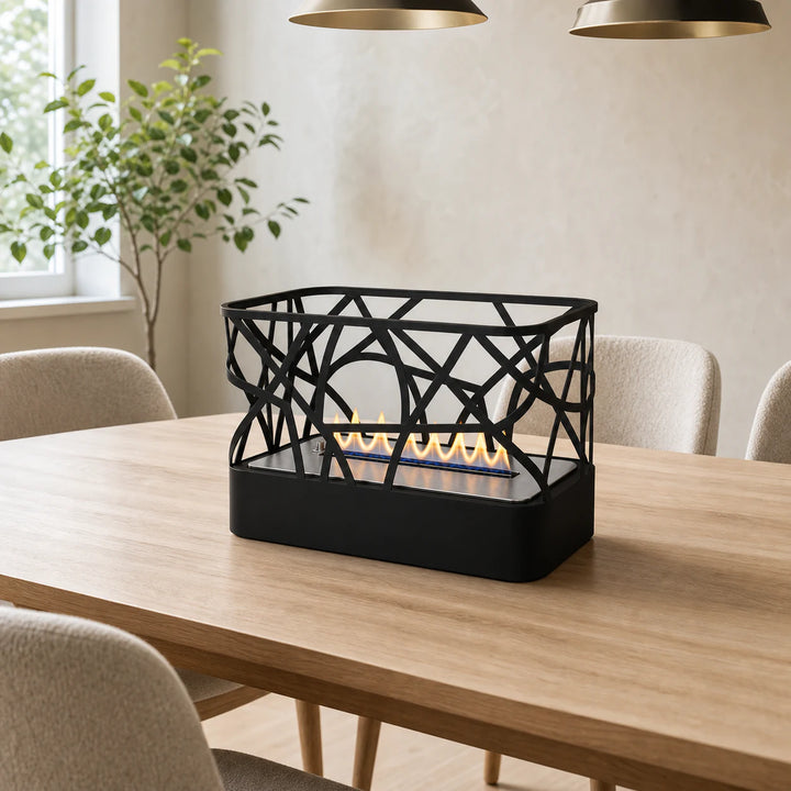 WIKAO Bioethanol Tischkamin ETNICA Tischfeuer in Schwarz im verspielten Design auf einem Esstisch