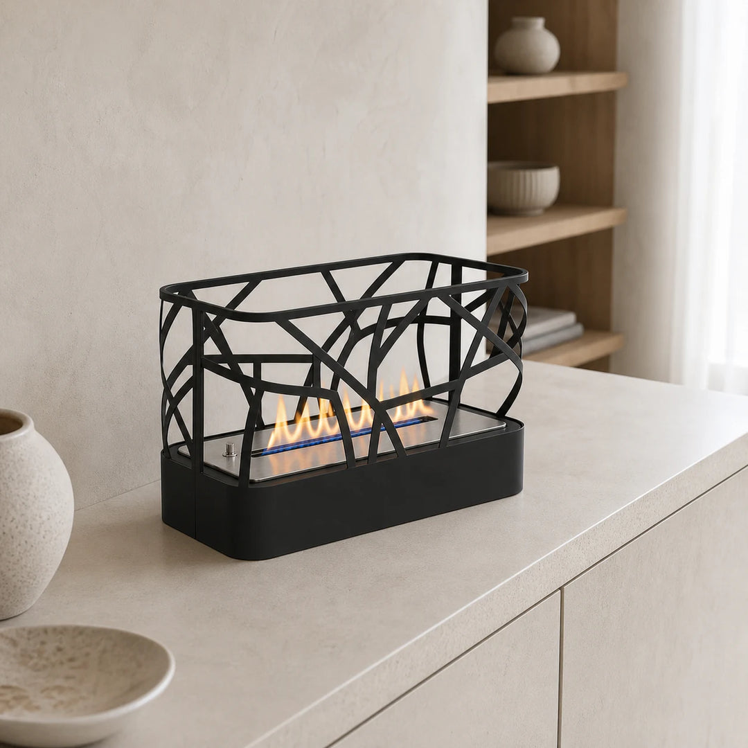 WIKAO Bioethanol Tischkamin ETNICA Tischfeuer in Schwarz im verspielten Design auf einem Sideboard
