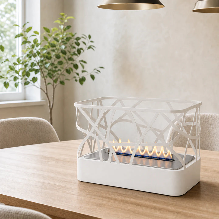 WIKAO Bioethanol Tischkamin ETNICA Tischfeuer in Weiß im verspielten Design auf einem Esstisch